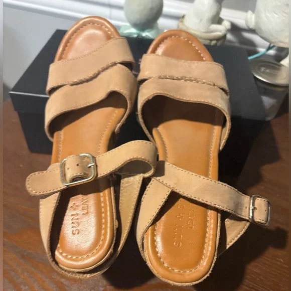 Women's Stylish Tan Platform Sandals -Size 7 1/2 Worn 2 times - Picture 2 of 7
